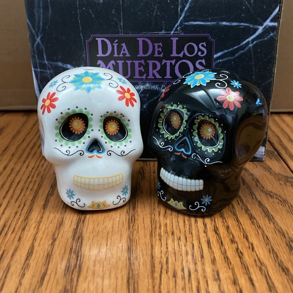 💕💀SUGAR SKULLS💀💕Dia de Los Muertos SALT/PEPPER SHAKERS NEW-lN-BOX💀🖤black/white🤍💀
